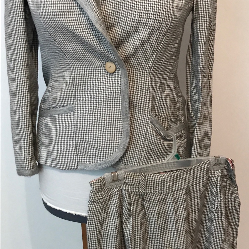 Skirt suit